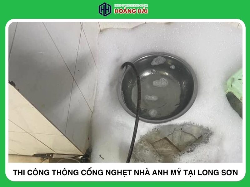 thi công thông cống nghẹt nhà anh mỹ tại Long Sơn