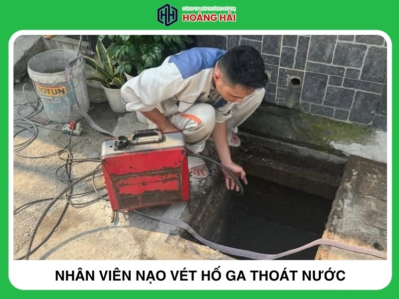 nhân viên đang nạo vét hố ga thoát nước