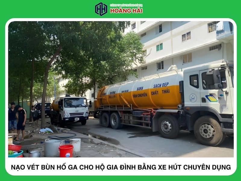 xe hút chuyên dụng đang thực hiện nạo vét bùn hố ga