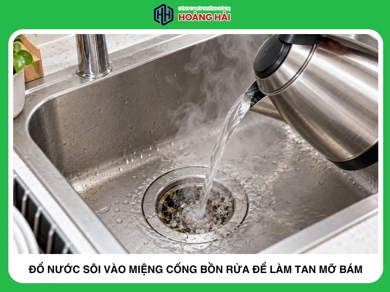 đổ nước sôi vào miệng cống bồn rửa để làm tan mỡ bám trong ống