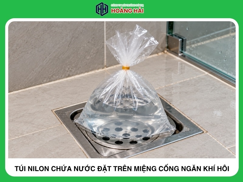 túi nilon chứa nước đặt trên miệng cống ngăn khí hôi bốc ngược