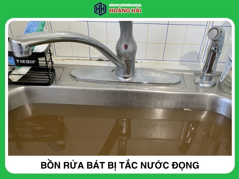 bồn rửa bát bị tắc nước đọng chờ thông tắc bằng phương pháp tại nhà
