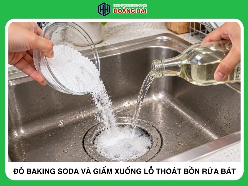 đổ baking soda và giấm xuống lỗ thoát bồn rửa bát để thông tắc