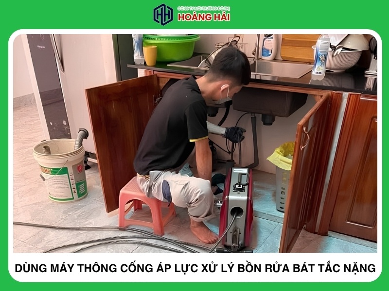 thợ chuyên nghiệp dùng máy thông cống áp lực xử lý bồn rửa bát tắc nặng