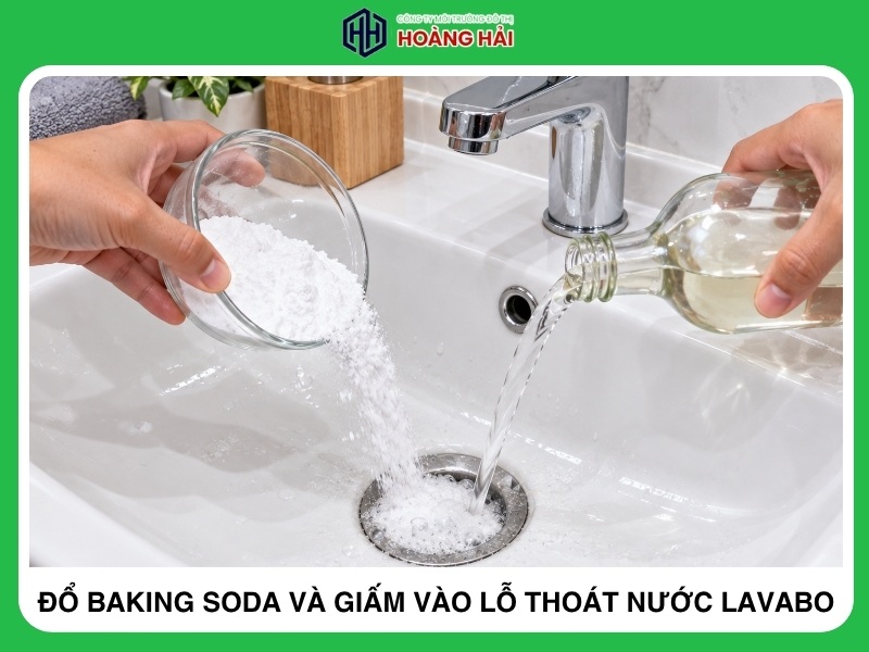 đổ baking soda và giấm vào lỗ thoát nước lavabo để thông tắc