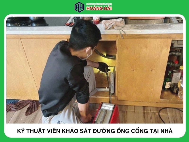 kỹ thuật viên khảo sát đường ống cống trước khi báo giá thông tắc bằng máy lò xo