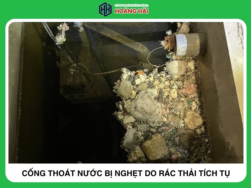 ống thoát nước bị nghẹt do rác thải tích tụ trong đường ống