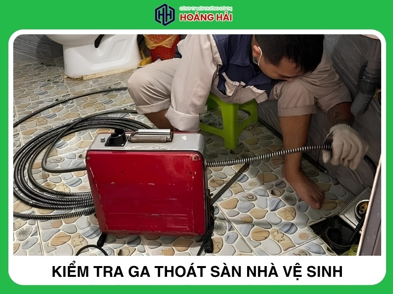 kiểm tra ga thoát sàn nhà vệ sinh để xác định nguồn mùi hôi