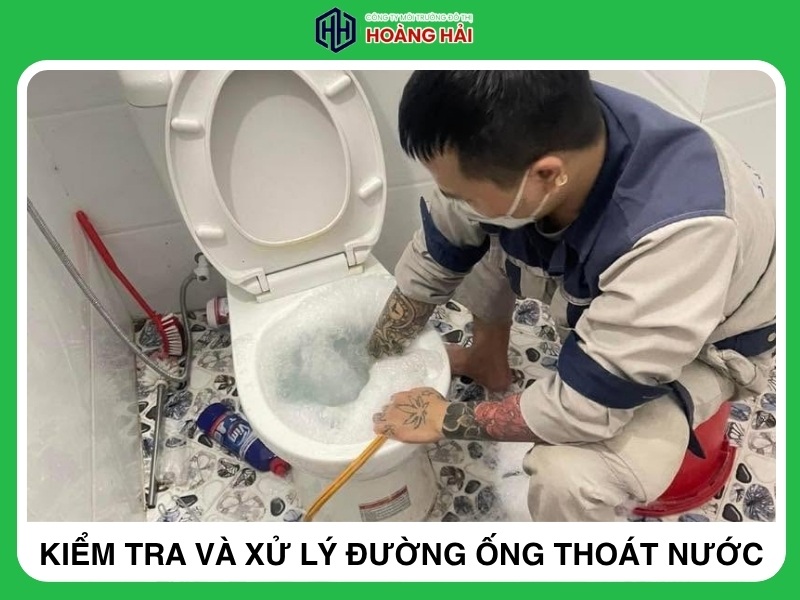 kỹ thuật viên kiểm tra và xử lý đường ống thoát nước trong nhà vệ sinh